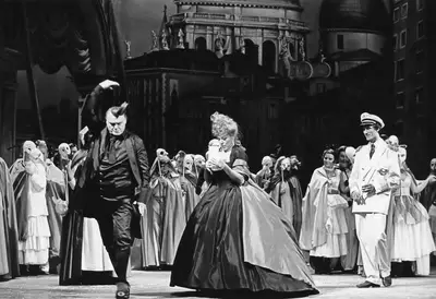 Enrico in "Eine Nacht in Venedig", Bühnen der Landeshauptstadt Kiel 1996 (mit Viktor Lederer, Gerda Kosbahn und dem Opernchor)